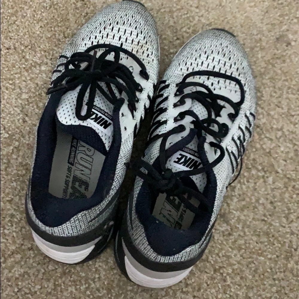 nike black and white tennis shoes